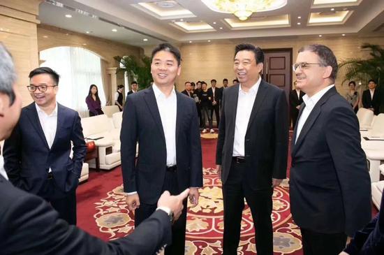 2018年9月，刘强东出席京东与如意控股集团战略合作签约仪式