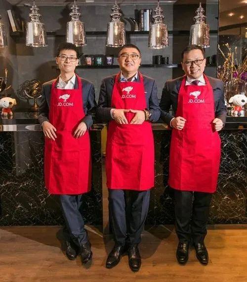 京东零售集团CEO徐雷（中）、京东数科集团CEO陈生强（左）、京东物流集团CEO王振辉（右）