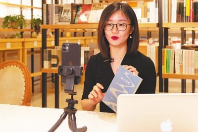 在黑龙江哈尔滨某书店，工作人员录制短视频荐书。新华社发