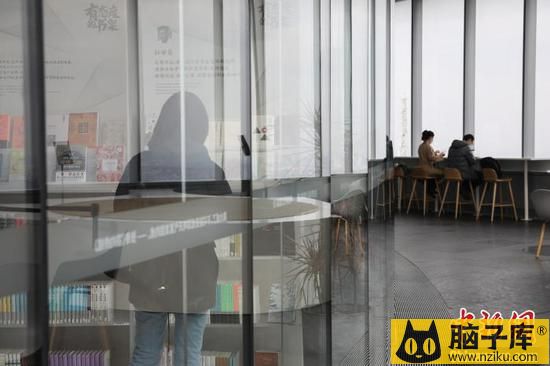 资料图：上海“最高书店”复业首日，吸引不少读者前来读书。张亨伟 摄