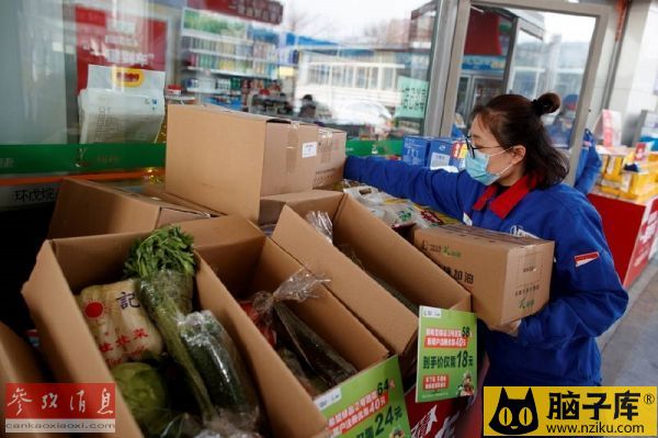 资料图片：北京一处中石化加油站的员工在整理蔬菜，以便客户在加油时购买。（路透社）