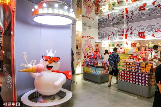 2021年10月，蜜雪冰城在郑州推出了新品测评店，贩卖烙馍卷内冰淇淋、烤串和文创产品。/视觉中国