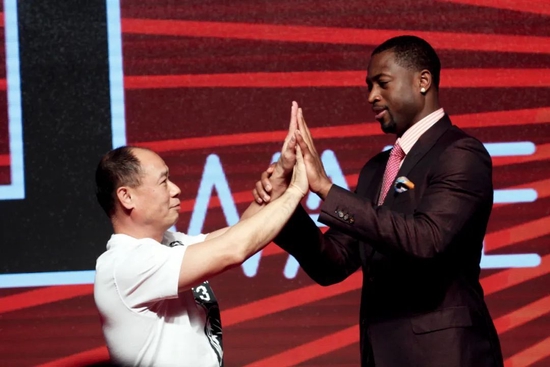  2012年10月10日，北京一家李宁专卖店，李宁与NBA球星韦德在“韦德来了”球迷见面会上。图/视觉中国