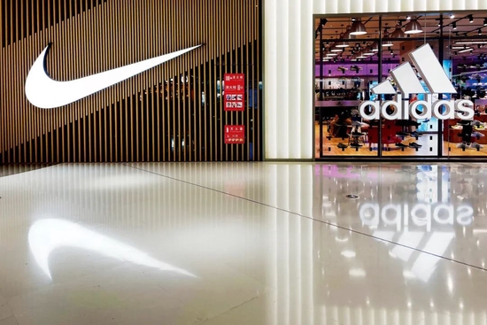 7月30日，北京一家购物中心内耐克和阿迪达斯的标志。图/视觉中国