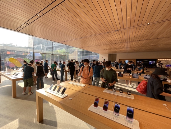 苹果店内展示最新的iPhone 14系列新机。   澎湃新闻记者 秦盛 图